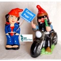 Gartenzwergin mit collem Gartenzwerg auf Motorrad