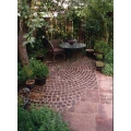 Terrasse aus Naturstein-Pflaster und Naturstein-Platten