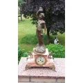 alte uhraus dem jahr 1800 ungef&auml;hr,h&ouml;he 57cm und breit 30cm.aus marmor und bronze von j.barian