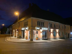 Stadt Café Wassertrüdingen bei Nacht