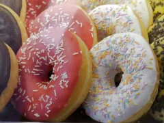 Donuts und andere Backwaren in der Bäckerei &amp; Konditorei erhältlich