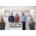Bestattermeister Christian Glei&szlig;ner mit Ehefrau Ricarda und Vater Harald