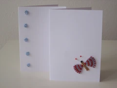 Kartenset Blüte und Schmetterling aus Zierperlen in Handarbeit gefertigt.