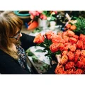Frau mit Rose