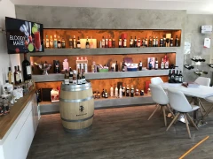 Showroom mit Wein und Feinkost