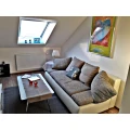 Gem&uuml;tliches Wohnzimmer mit Schlafcouch