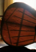 Eine Gitarrendecke aus Fichte mit Beleistung