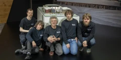 Gunter Dowe Modellbau, Team vorm Modell der Mercedes- Benz- Arena