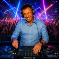 Profi DJ seit 27 Jahren an den Decks und Mikrofon.