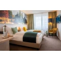 Komfortables Hotelzimmer mit Doppelbett und TV nahe Dessau