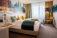 Komfortables Hotelzimmer mit Doppelbett und TV nahe Dessau
