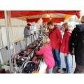 Kunden am Markstand