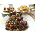 J&auml;gersteak mit Champignons, Pommes frites und gemischtem Salat