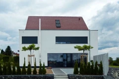modernes Wohnhaus mit klassischem Satteldach