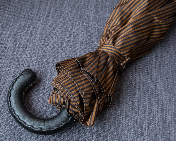 Der Taschenschirm für Herren. Aus der Mailänder Traditions-Manufaktur Francesco Maglia. Foto