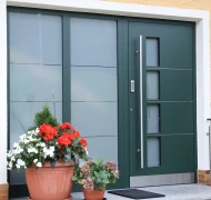 Aluminium-Haustüre mit Seitenteil in Tannengrün