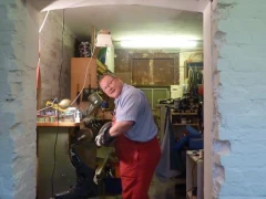 Schuh und Absatz ramponiert Holger Pabst der repariert