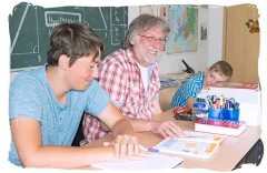 Kinder mit Lehrer beim Individualunterricht im Schultz-Hencke-Haus Schönwalde