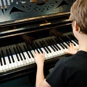 Zsuzsanna Martha - Klavier- und Geigenlehrerin Die&szlig;en